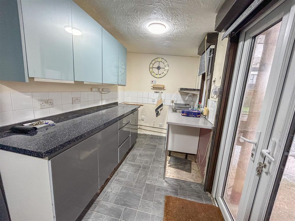 Property photo 3 of 21 Kitchen