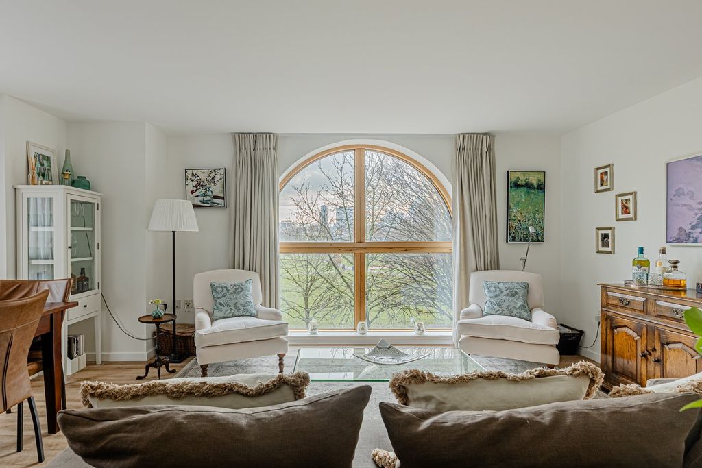 Property photo 2 of 27