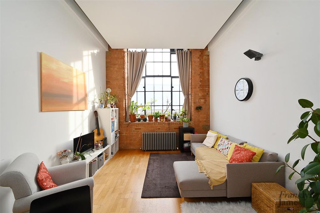 Property photo 3 of 13 Pentonville-Road (9).Jpg