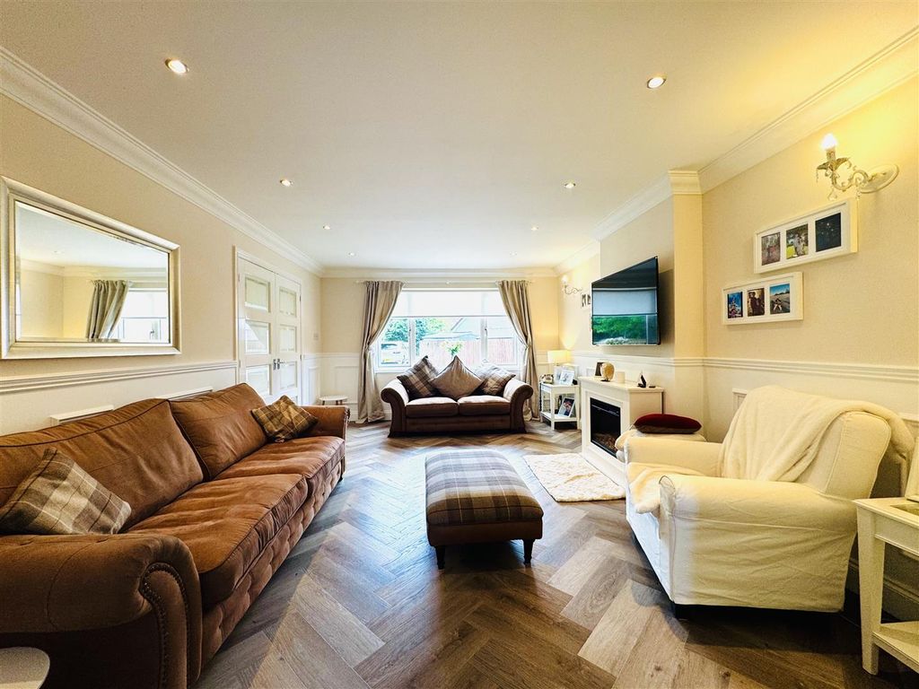 Property photo 3 of 27 Lounge