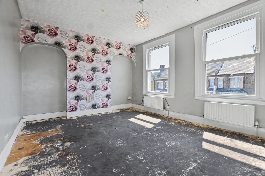 Property photo 2 of 13 Flat A, 61 Sundorne Road, Charlton, London, Se7 7Pr