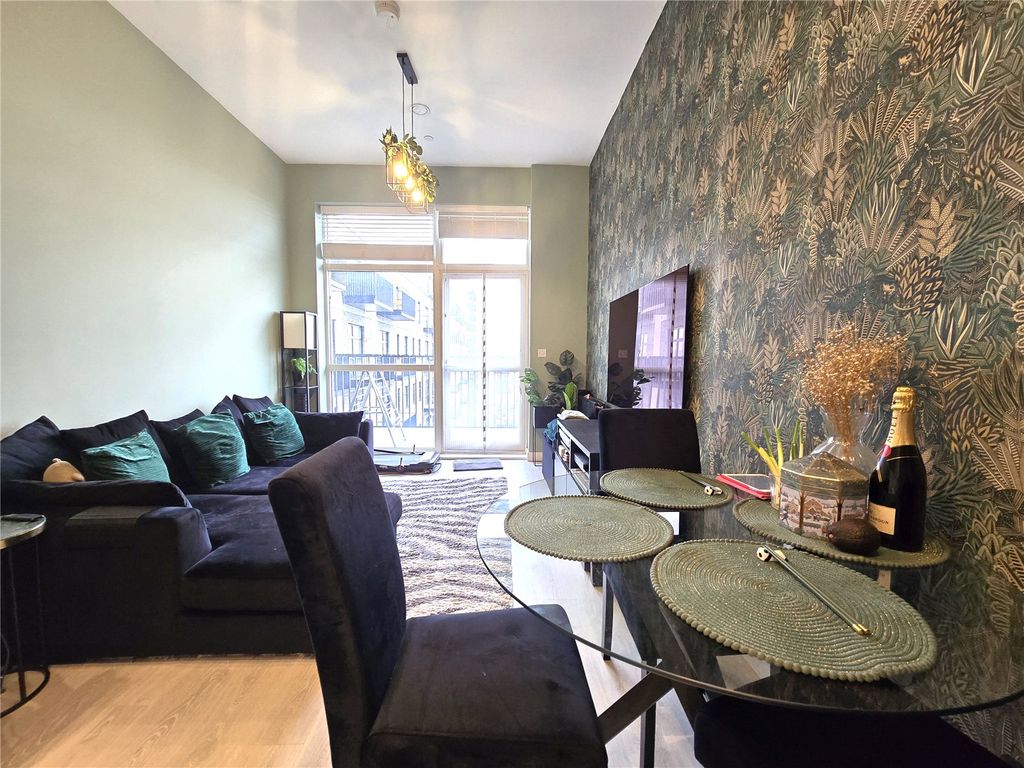 Property photo 3 of 16 Lounge