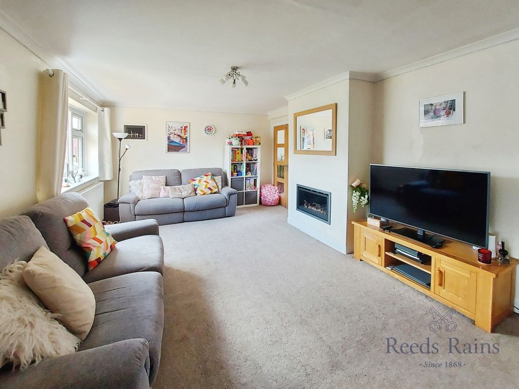 Property photo 3 of 17 Lounge