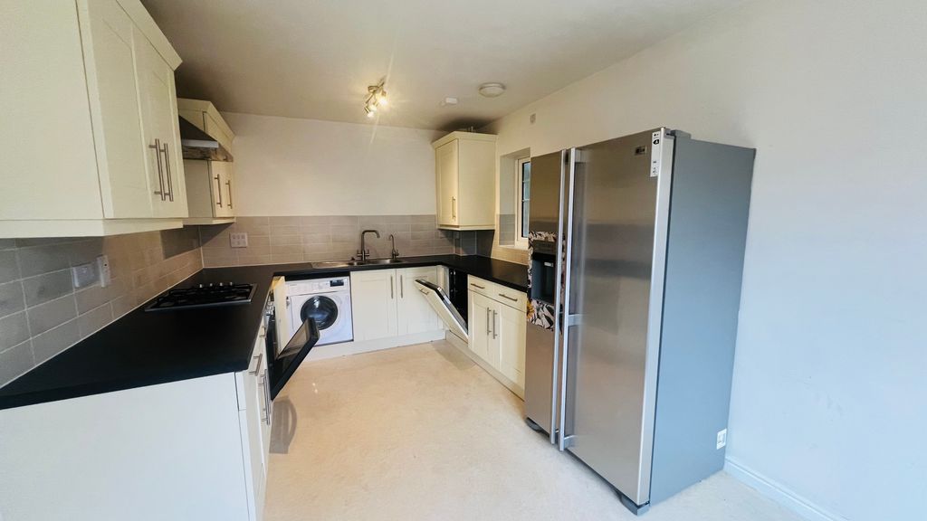 Property photo 3 of 16 Kitchen