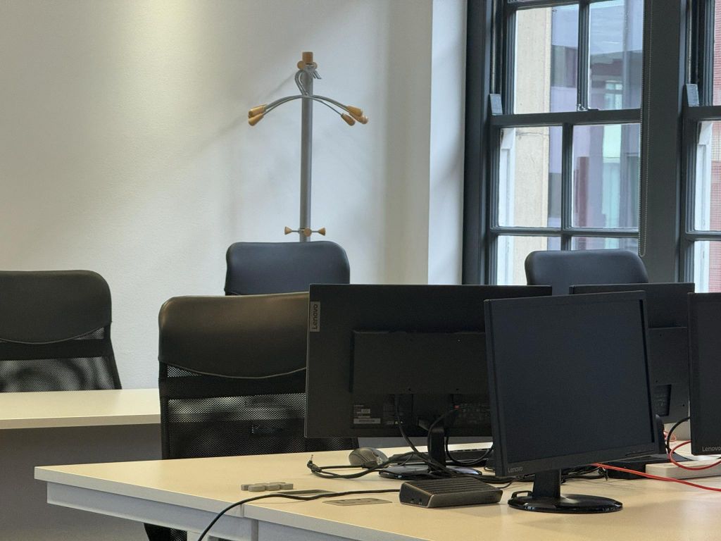Property photo 1 of 19 Moorgate House  Desk Cluster With Coat Stand.Png