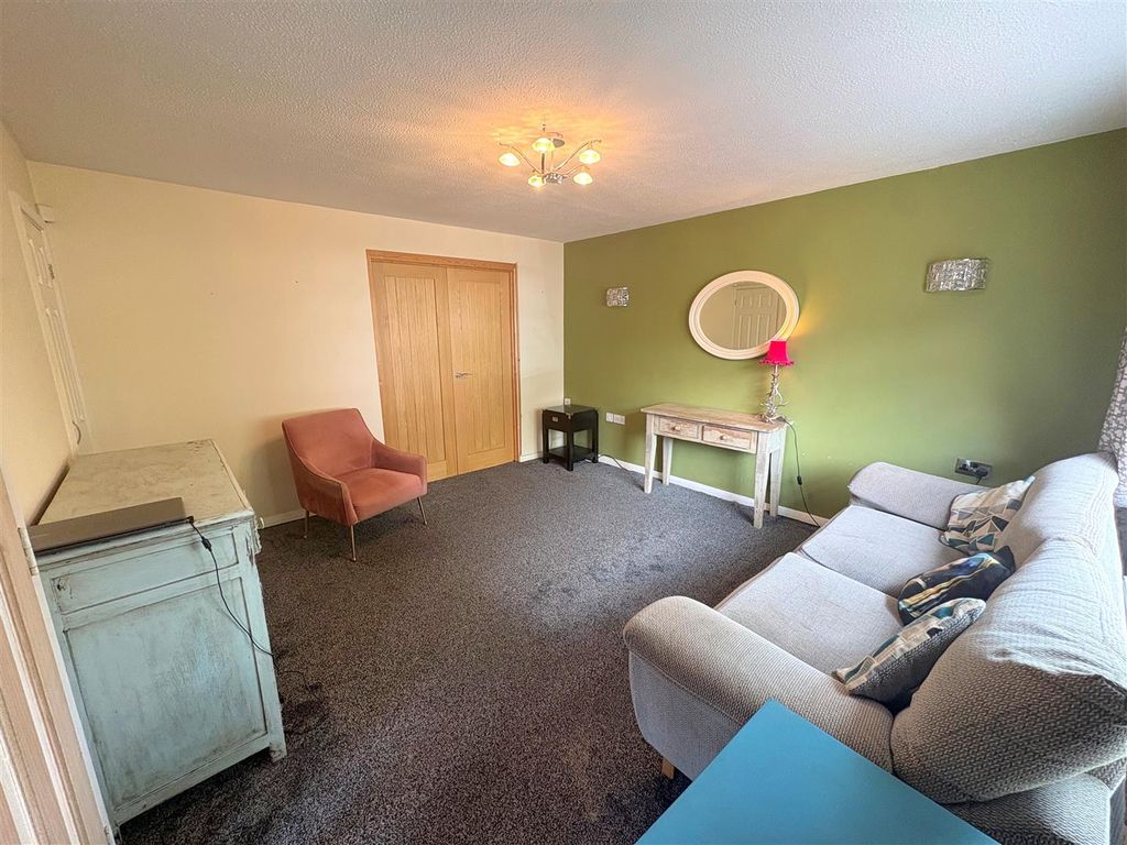 Property photo 3 of 21 Lounge
