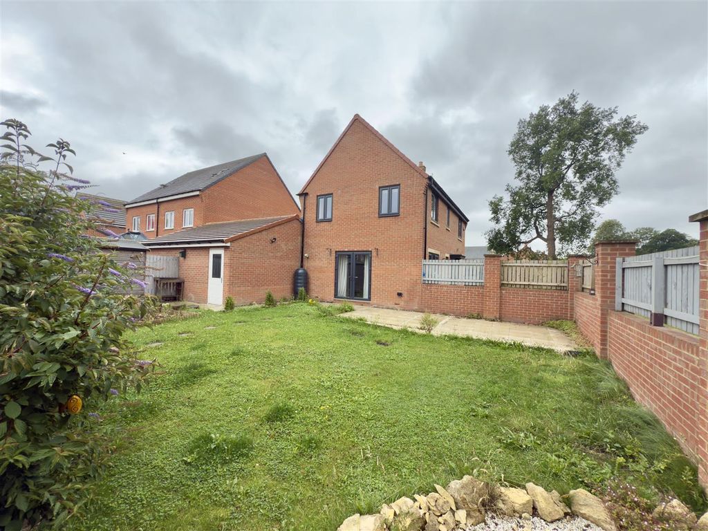 Property photo 3 of 11 Externally