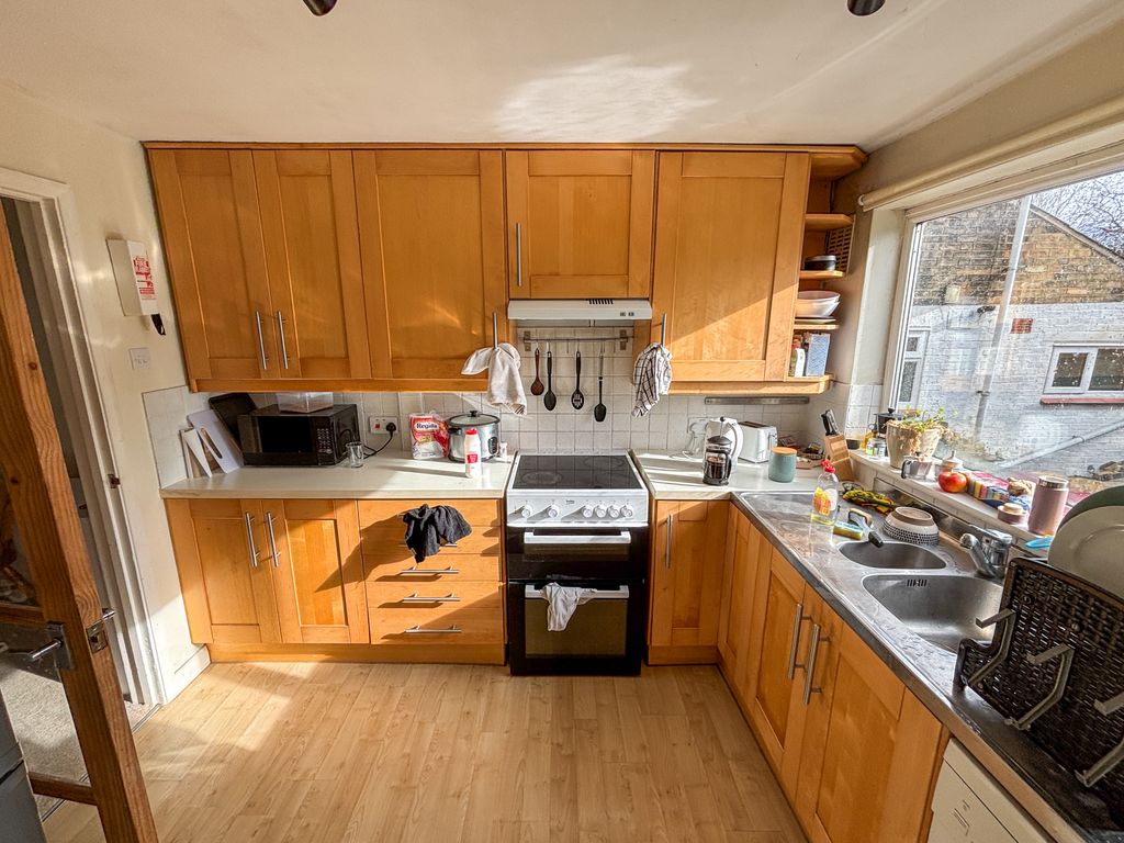 Property photo 2 of 18 Kitchen (1)