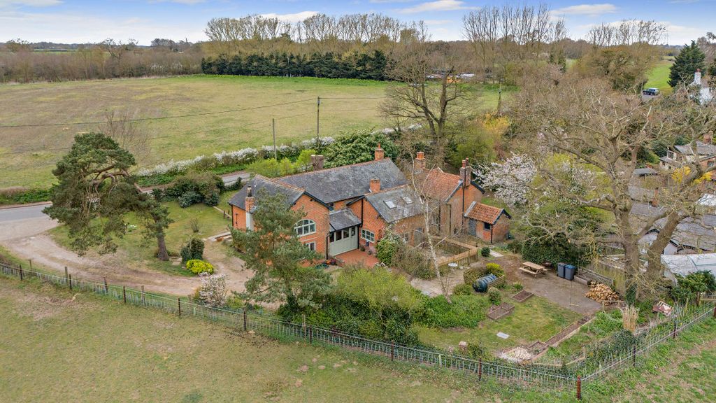 Property photo 2 of 42 8642411-Exterior25-800