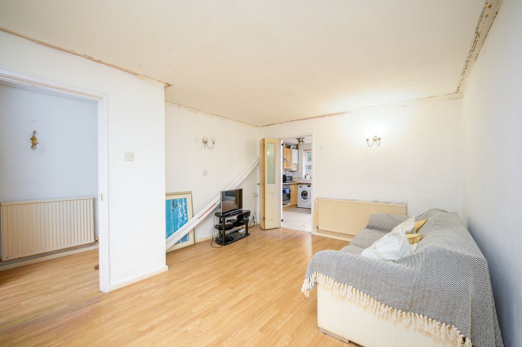 Property photo 3 of 18 04