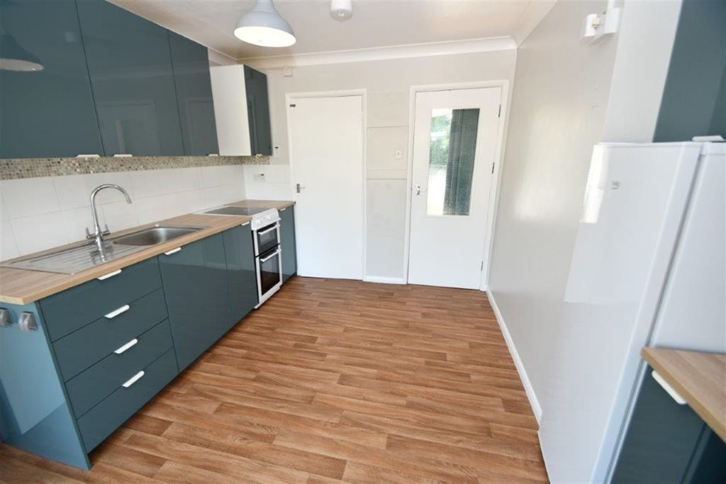 Property photo 3 of 10 Kitchen