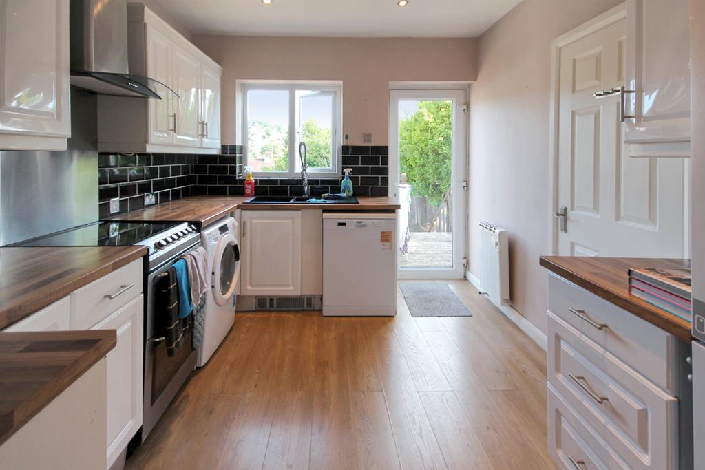 Property photo 3 of 12 Kitchen