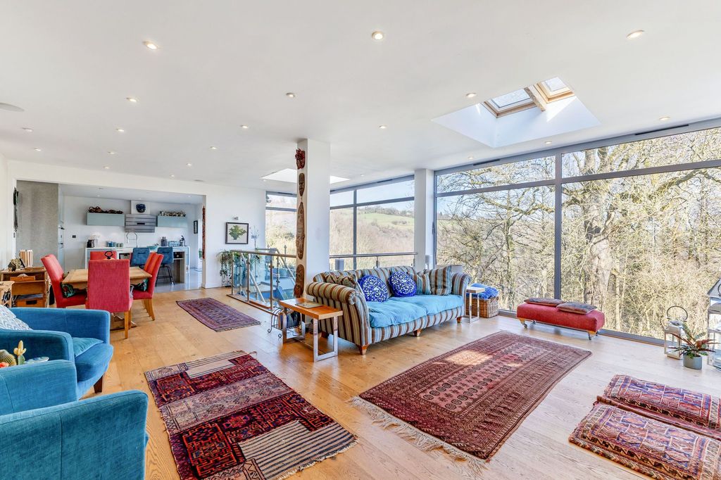 Property photo 2 of 18