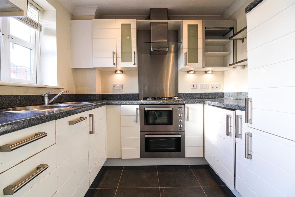 Property photo 2 of 7 Kitchen