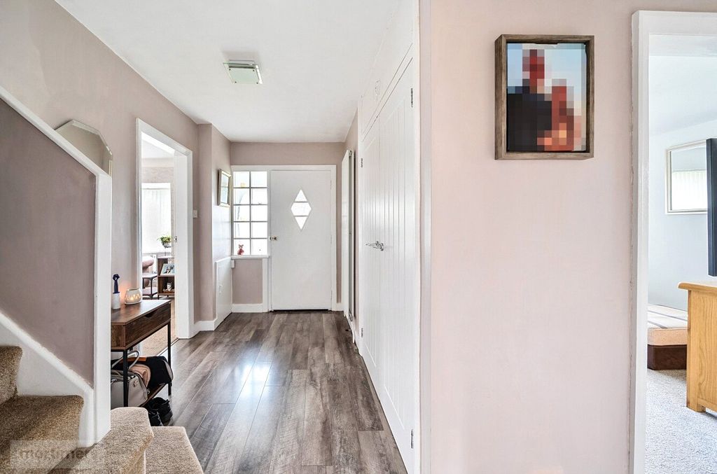 Property photo 3 of 26 Entrance Hall