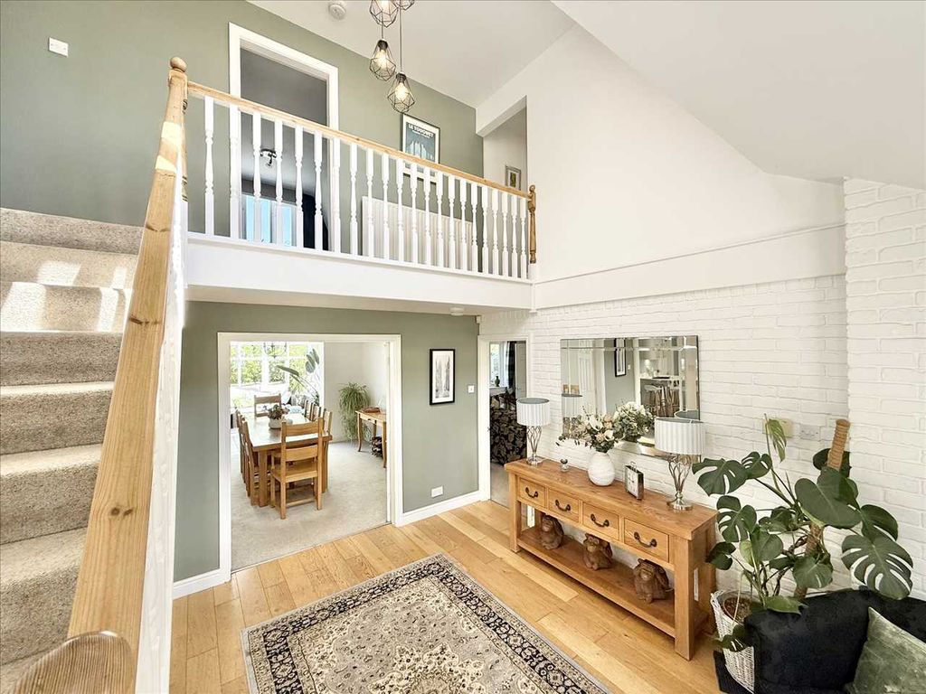 Property photo 3 of 33 Entrance Hall