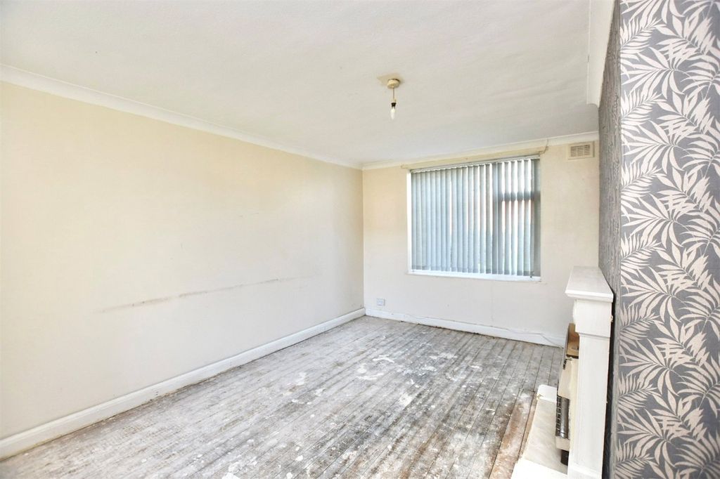 Property photo 3 of 17 Living Room