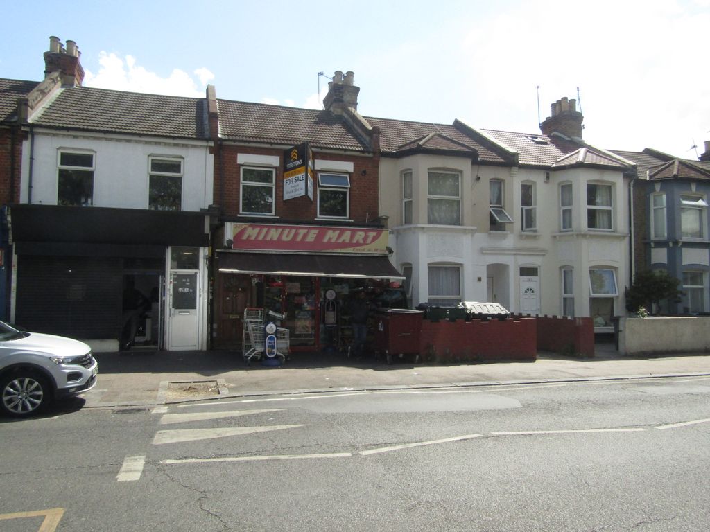 Property photo 1 of 10 2 Bed Flat To Rent Cann Hall Road, Leytonstone E11