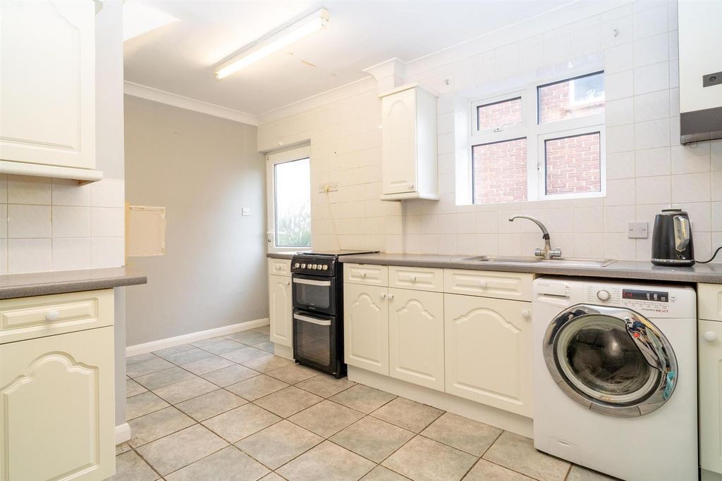 Property photo 3 of 10 Kitchen