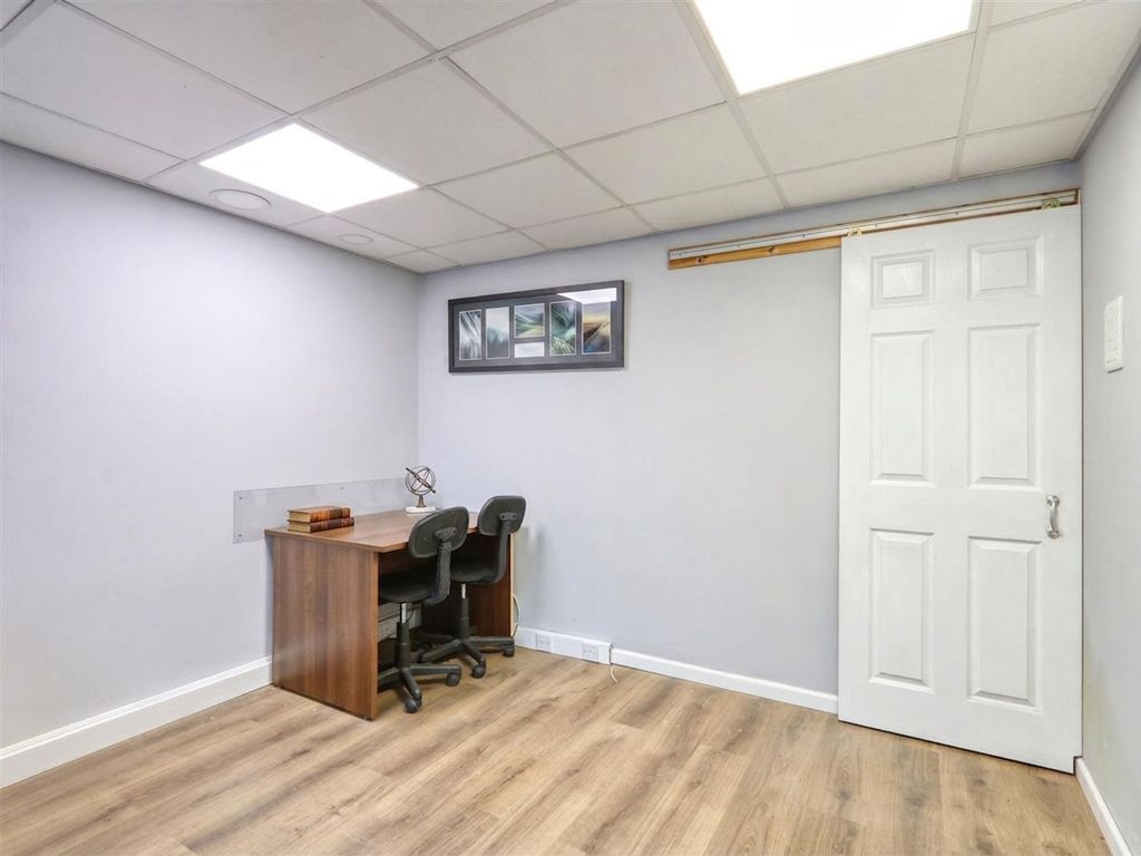 Property photo 3 of 6 Room 1 - Front