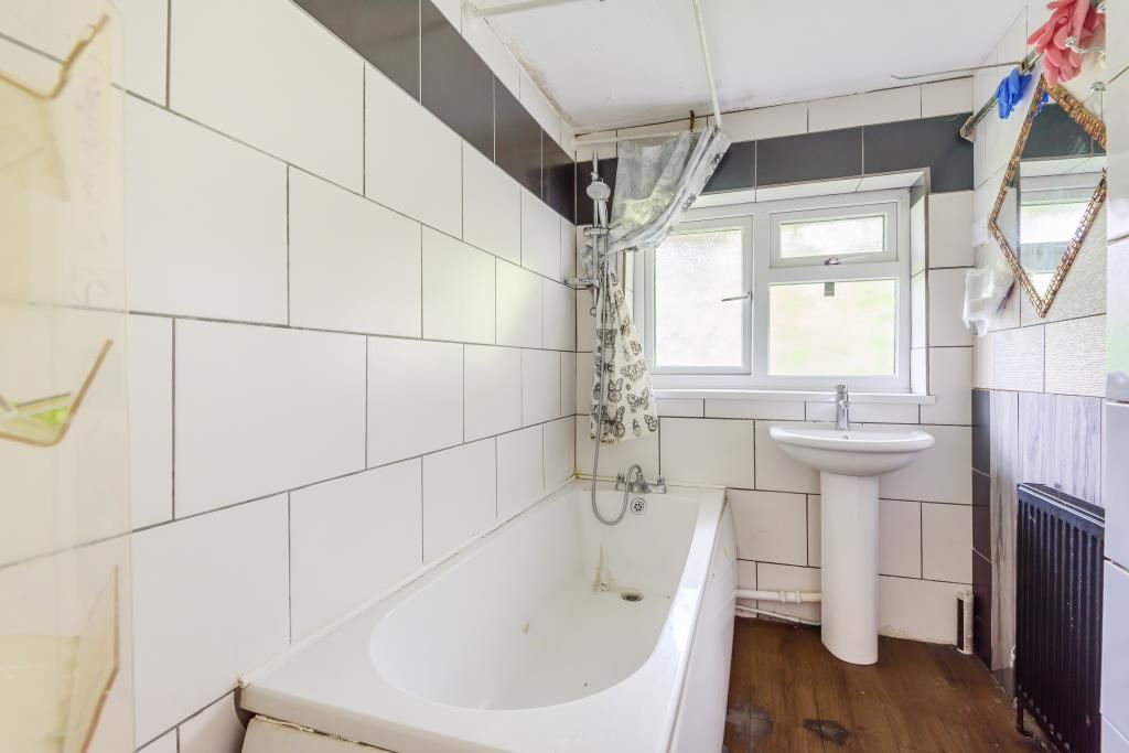 Property photo 3 of 10 Bathroom