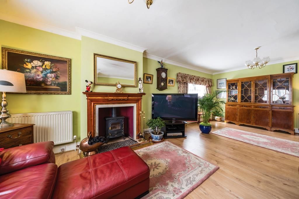 Property photo 3 of 21 Living Room