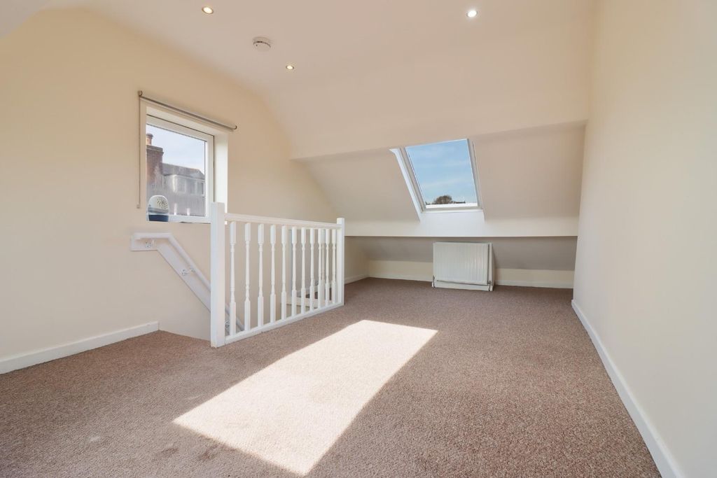 Property photo 1 of 16 Bedroom 1
