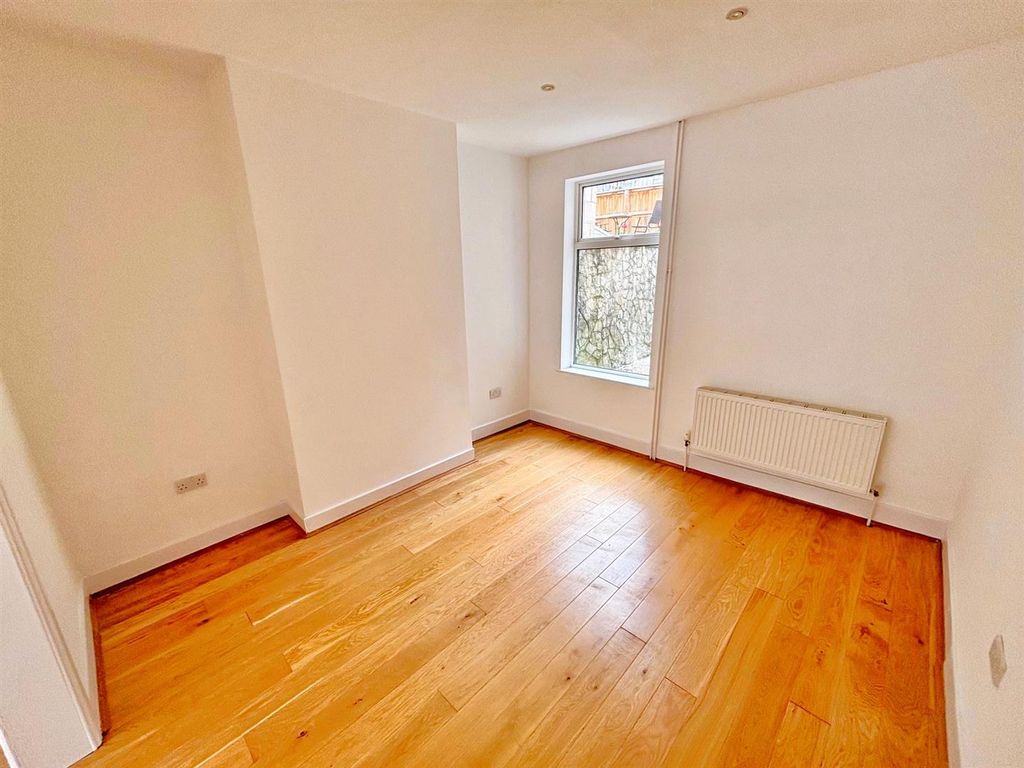 Property photo 3 of 18 16.Jpg