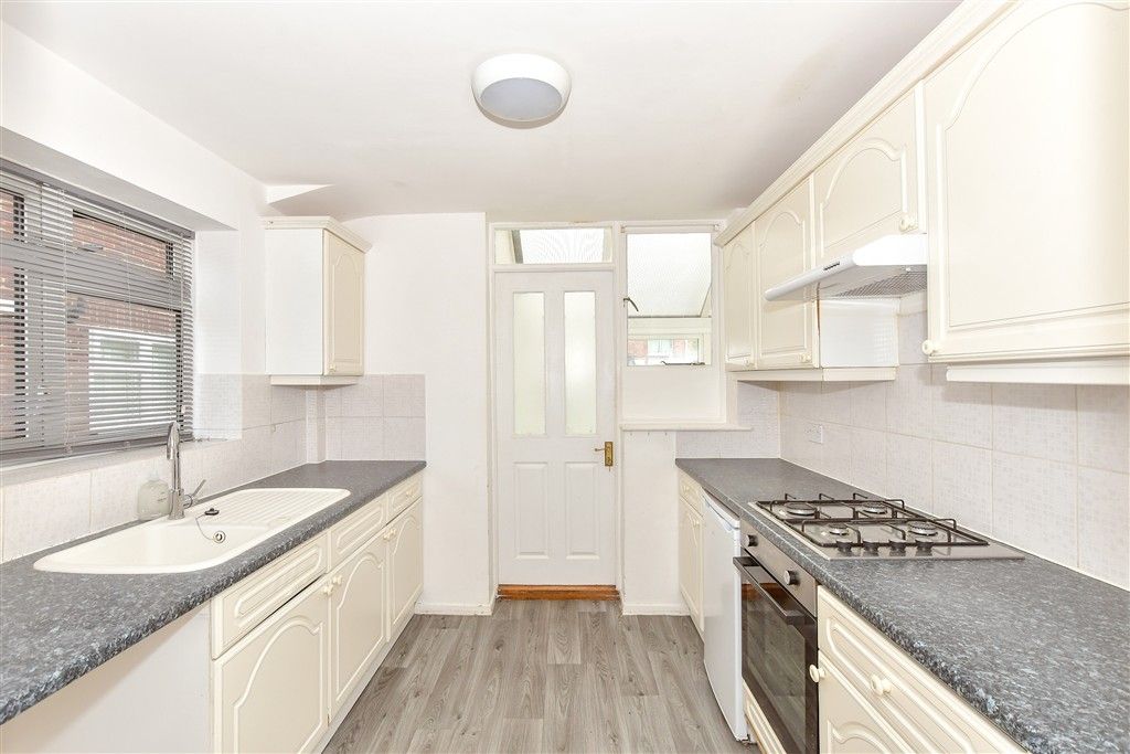 Property photo 3 of 10 Kitchen