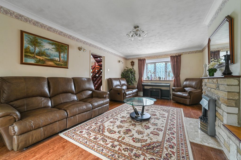 Property photo 3 of 34 11Baroniacroft-Living1