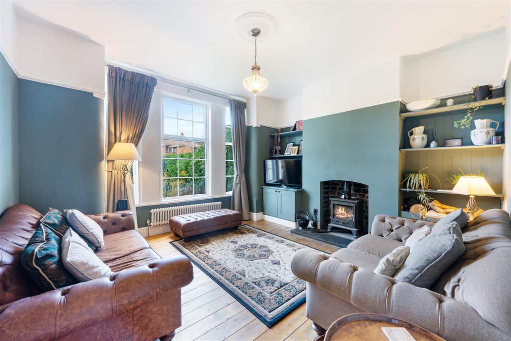 Property photo 3 of 29 Front Lounge