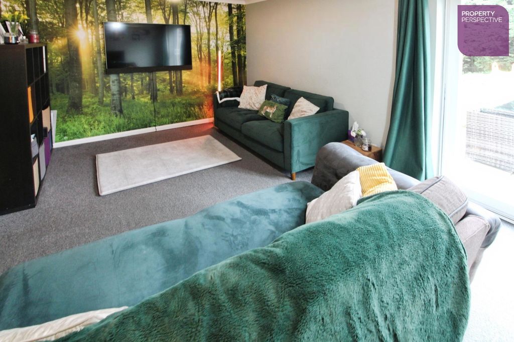 Property photo 3 of 14 Lounge