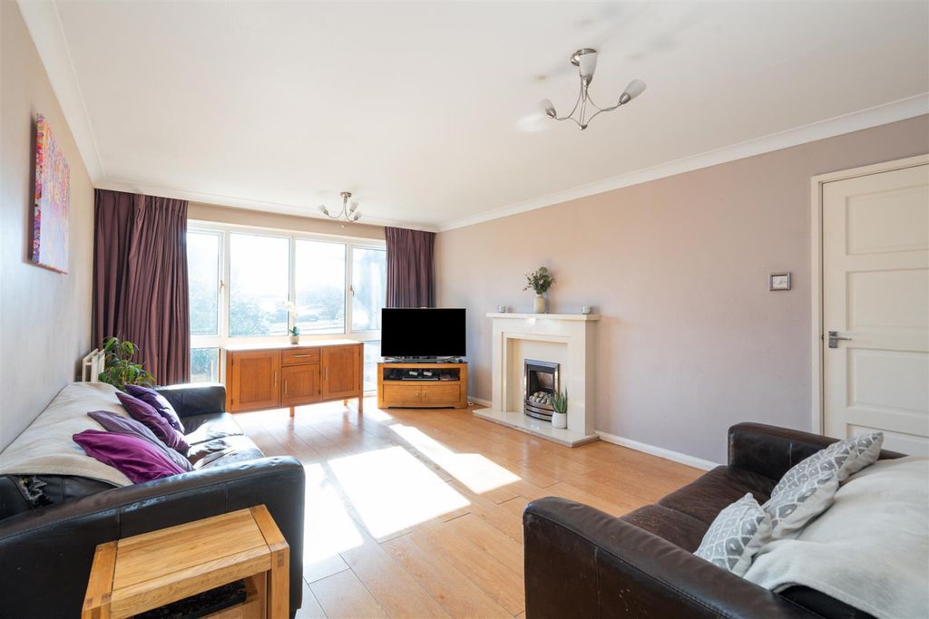 Property photo 3 of 14 11 Hallcroft Way_2.Jpg