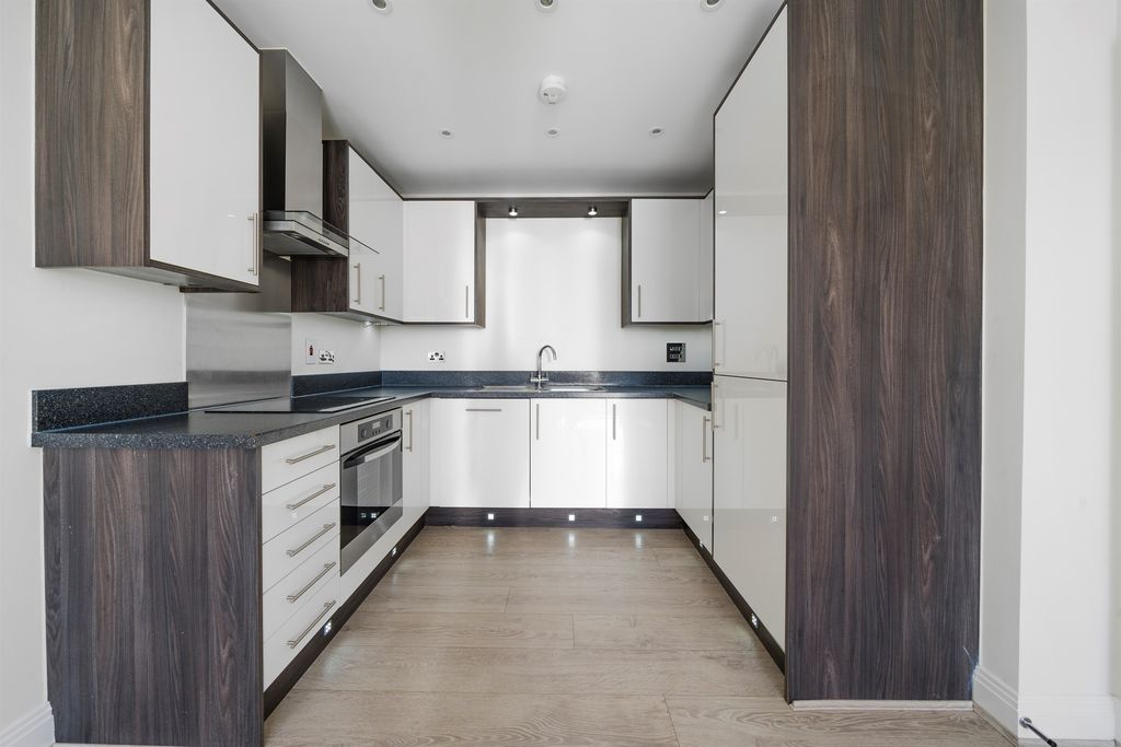 Property photo 3 of 11 Kitchen