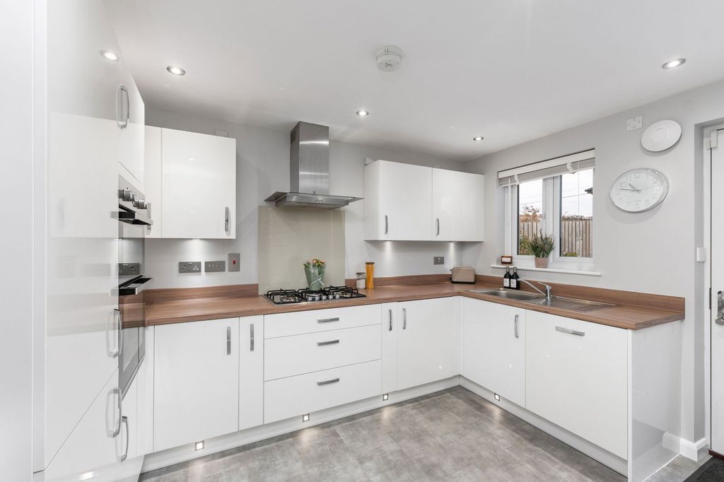 Property photo 2 of 39