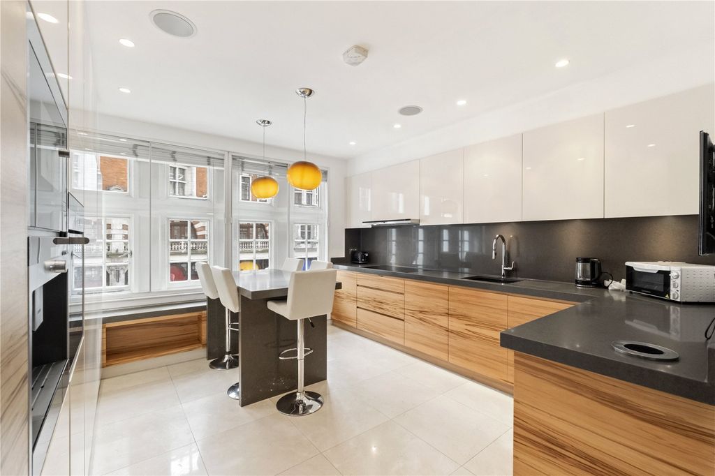 Property photo 3 of 18 Kitchen