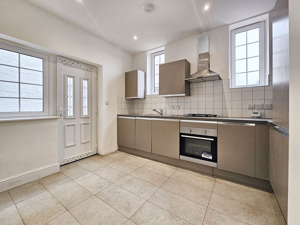 Property photo 2 of 9 Kitchen