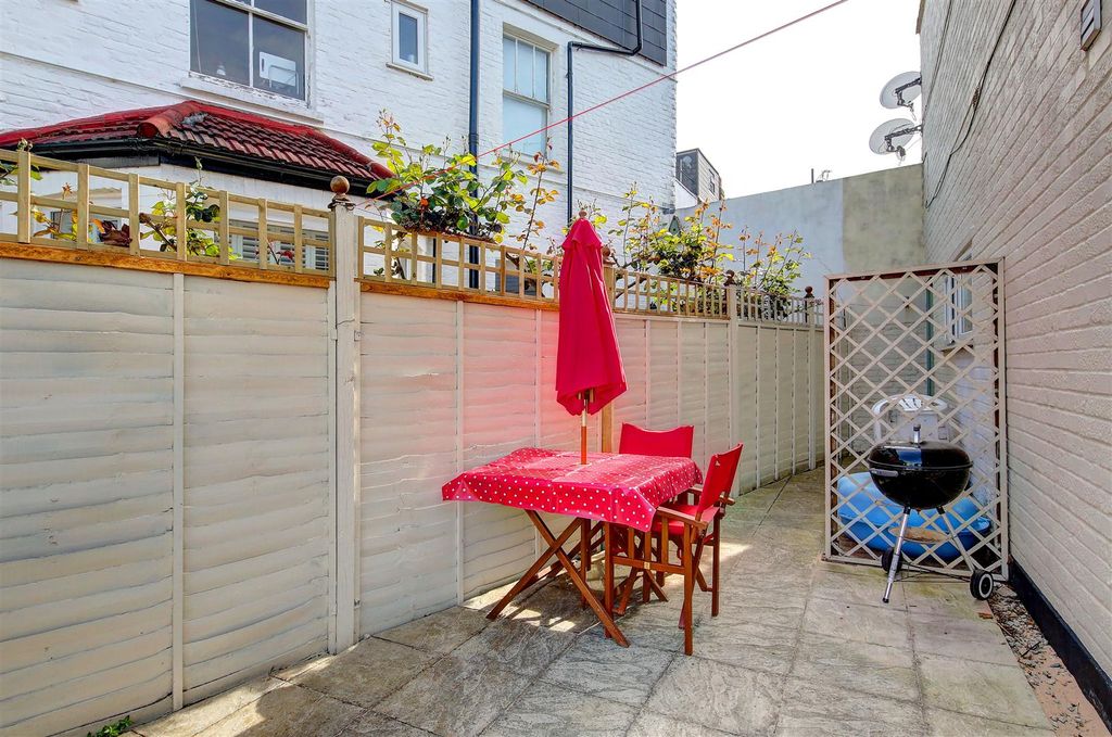 Property photo 3 of 12 1A_Mountbatten_Mews_Sharedgdn.Jpg