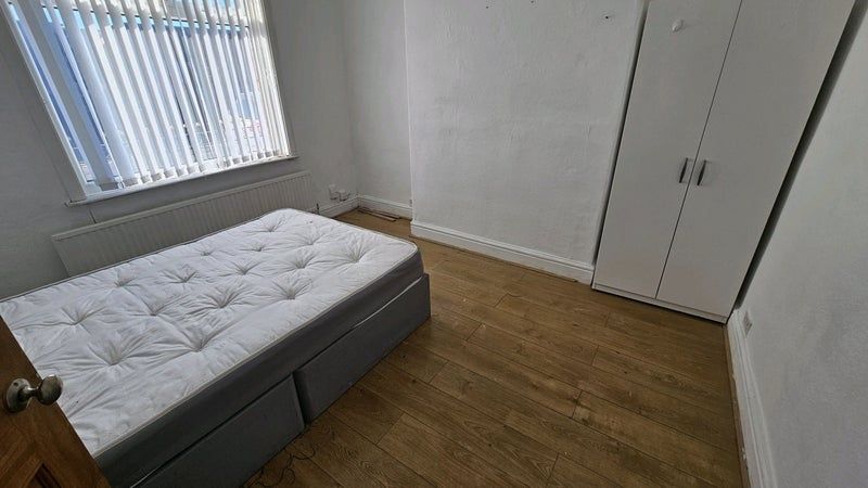 Property photo 3 of 4 A Small, Tidy Room With A Single Bed And A Wardrob...