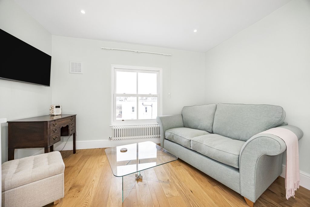 Property photo 2 of 13 St Pauls Court Ya...