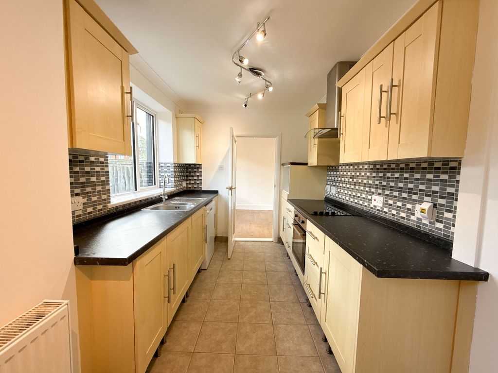 Property photo 3 of 11 Kitchen