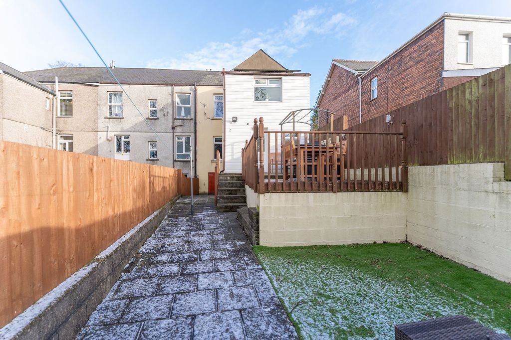 Property photo 2 of 25