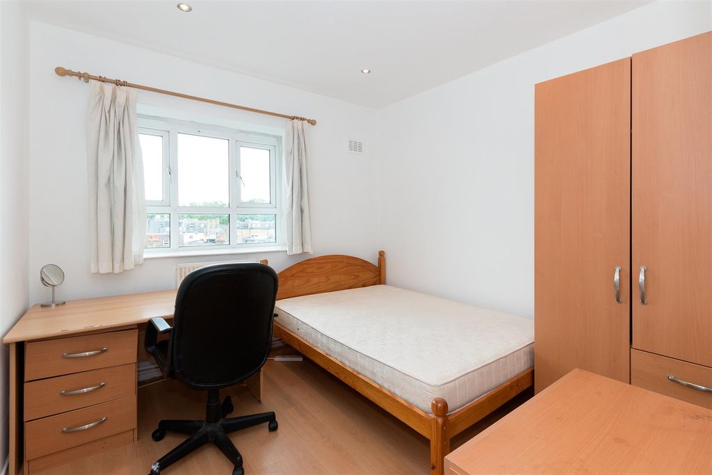 Property photo 2 of 7 69 William Morris House Ph3.Jpg