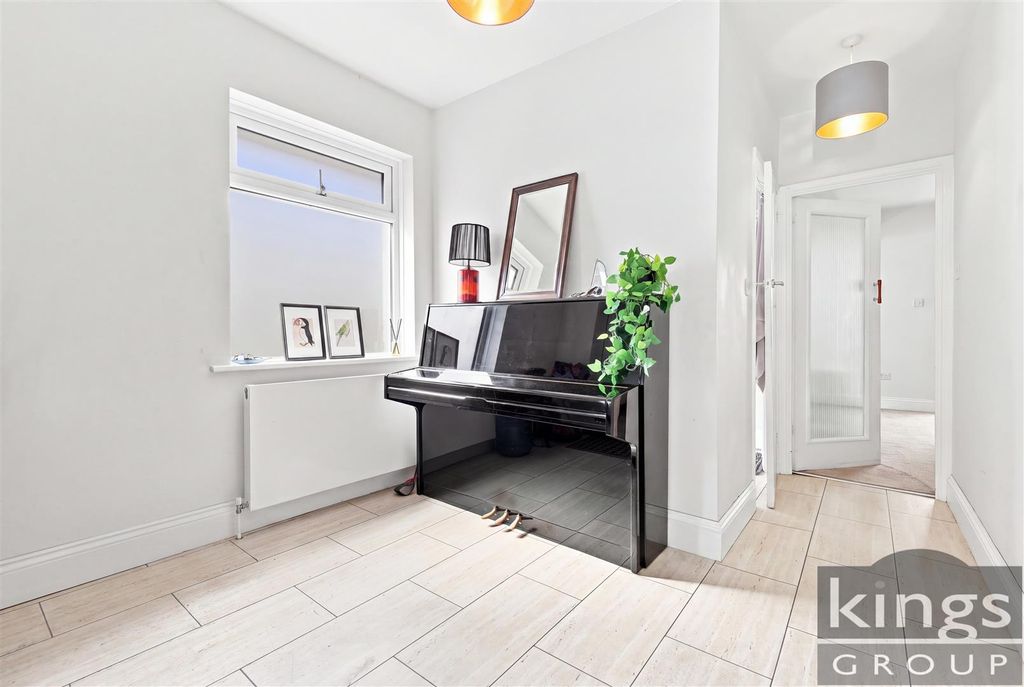 Property photo 3 of 21 Entrance Hall
