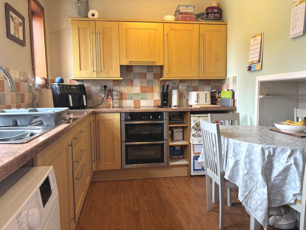 Property photo 3 of 10 Kitchen