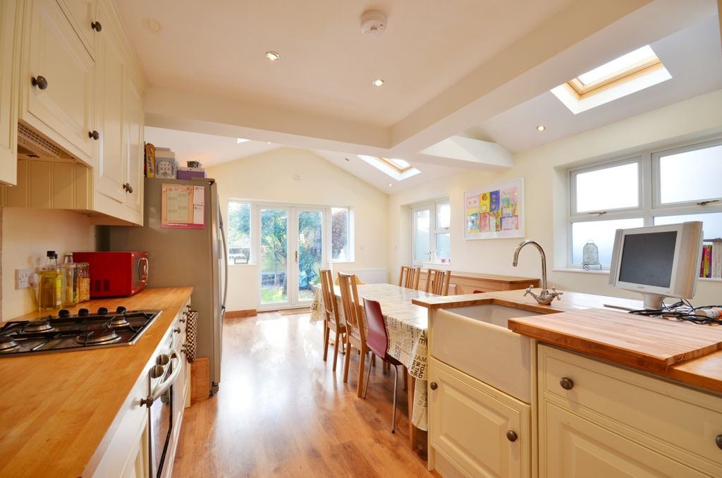 Property photo 2 of 11 Kitchen