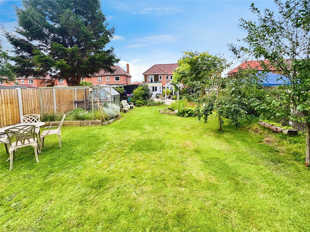 Property photo 2 of 27 Garden