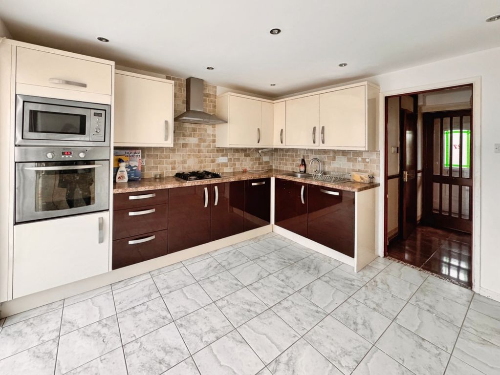 Property photo 2 of 11 Kitchen