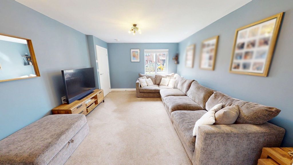 Property photo 3 of 20 Lounge