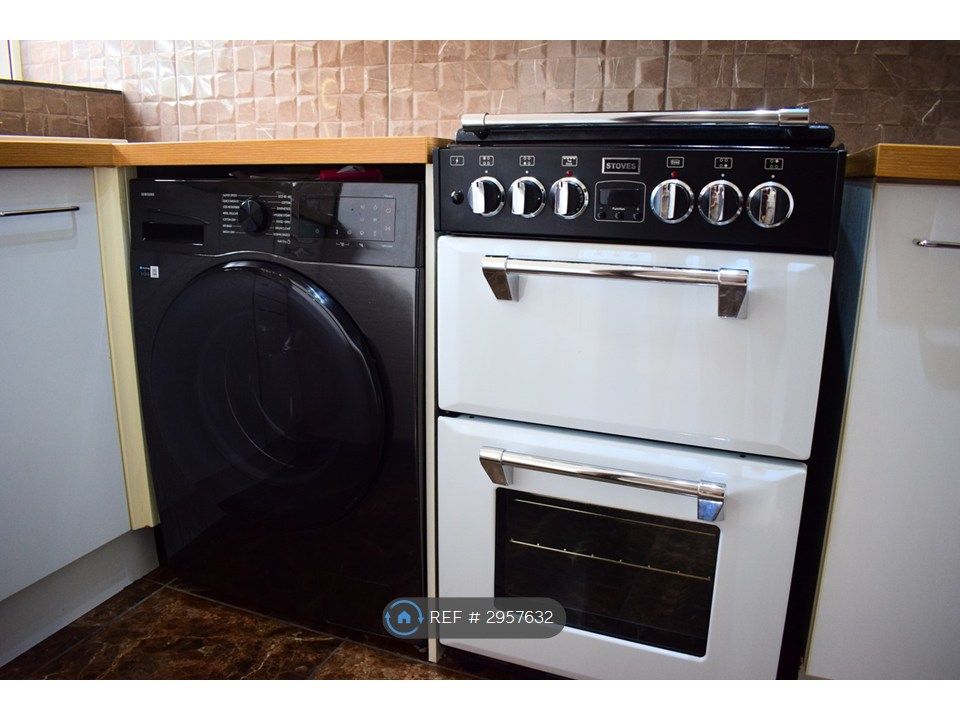 Property photo 2 of 22 Gas Oven, Samsung Washing Machine